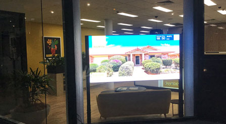سطوع عالية 5000nits أدى عرض ملصق في نافذة متجر التجزئة الأسترالية